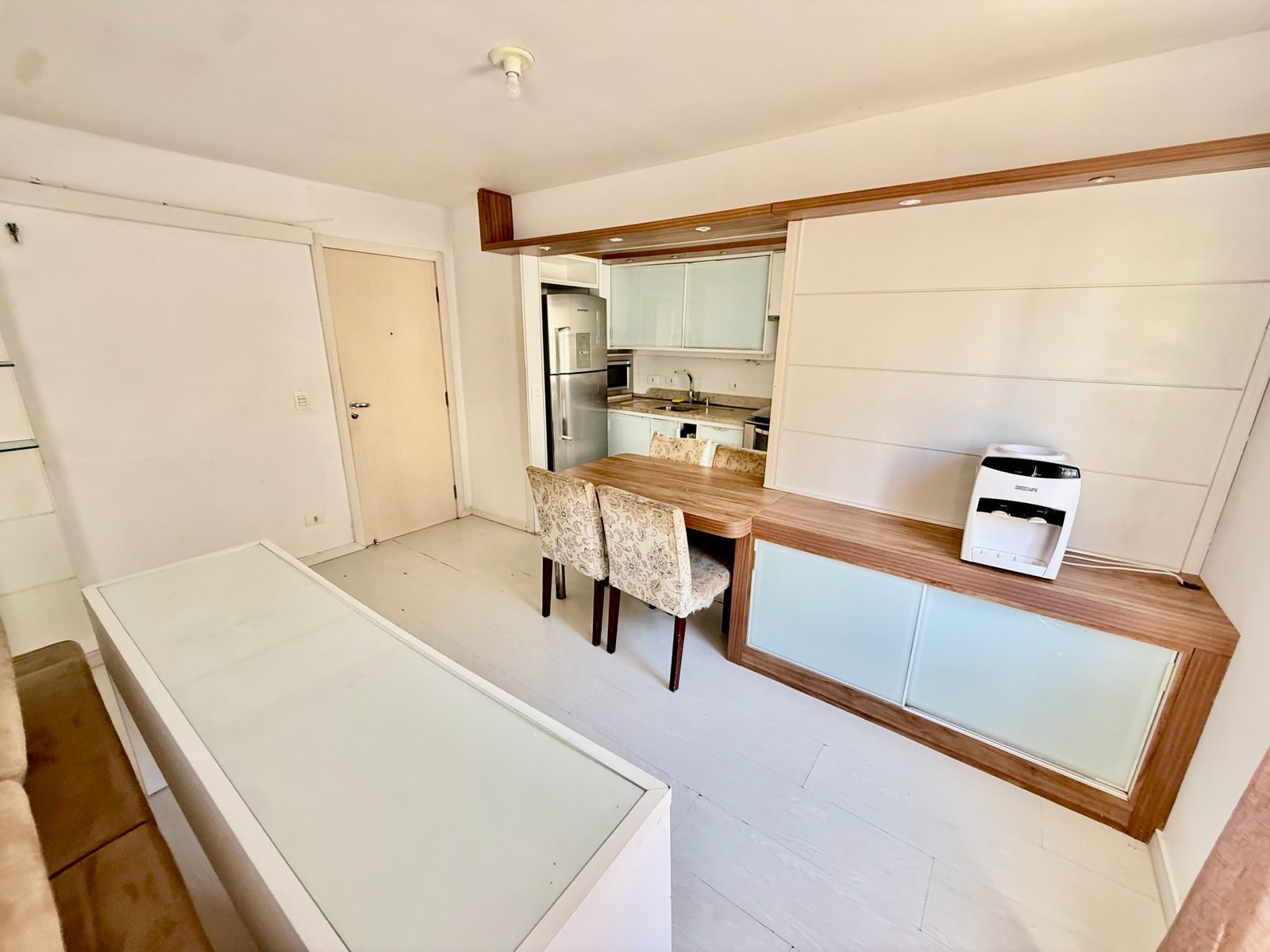 Cozinha com armários, geladeira e fogão
