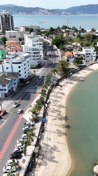 Vista aérea da orla de Coqueiros com ciclovia e praia