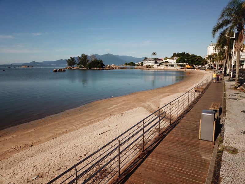 Praia do Meio com calçadão e vista para o mar em Coqueiros